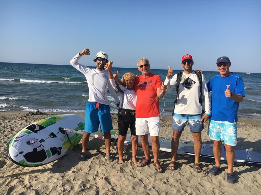 Η 81χρονη σέρφερ τα κατάφερε: Πέρασε σε έξι ώρες από Κεφαλονιά στην Κυλλήνη!