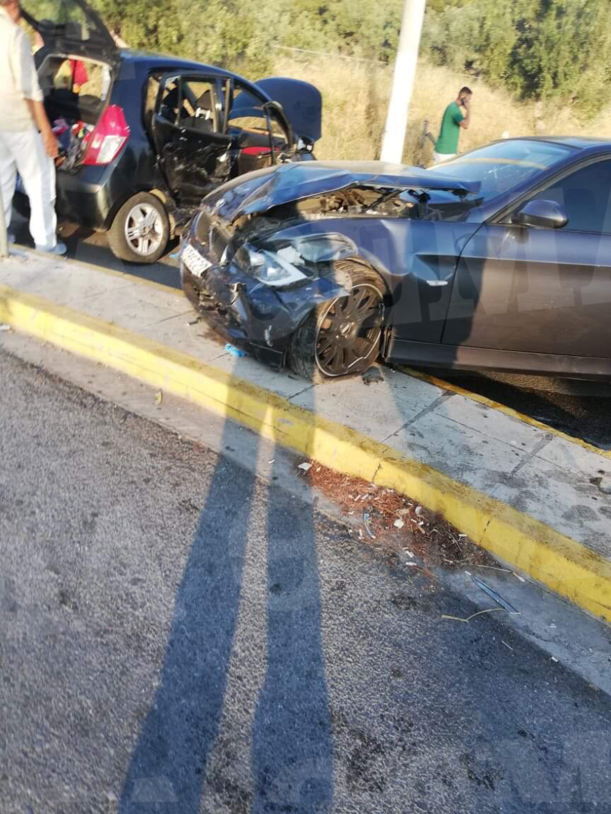 Μεθυσμένος οδηγός χτύπησε αυτοκίνητο στο Ίλιον και προσπάθησε να διαφύγει - Τρεις τραυματίες