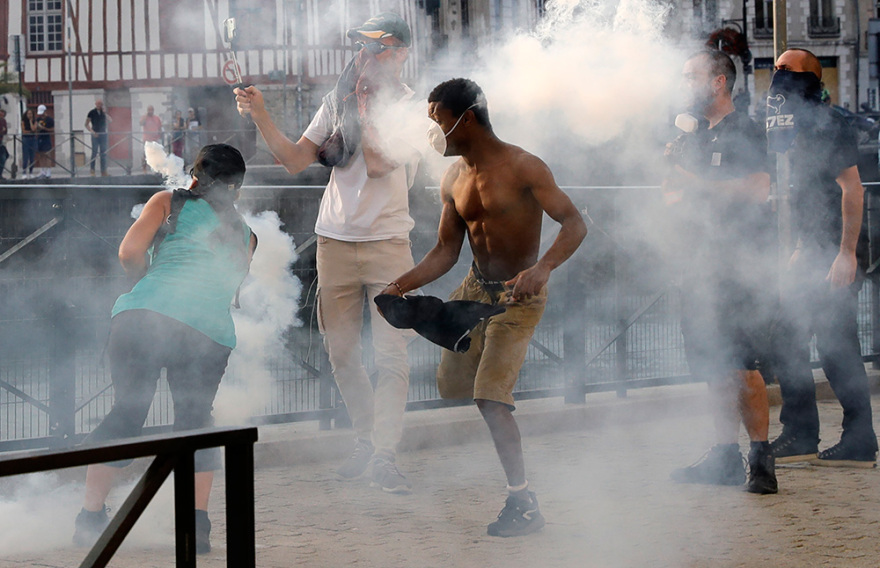 Γαλλία, Σύνοδος G7: Με δακρυγόνα και αντλίες νερού διαλύθηκε η μαζική διαδήλωση στην Μπαγιόν