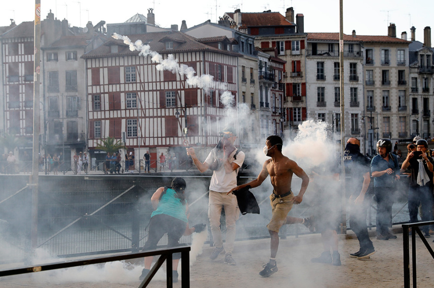 Γαλλία, Σύνοδος G7: Με δακρυγόνα και αντλίες νερού διαλύθηκε η μαζική διαδήλωση στην Μπαγιόν