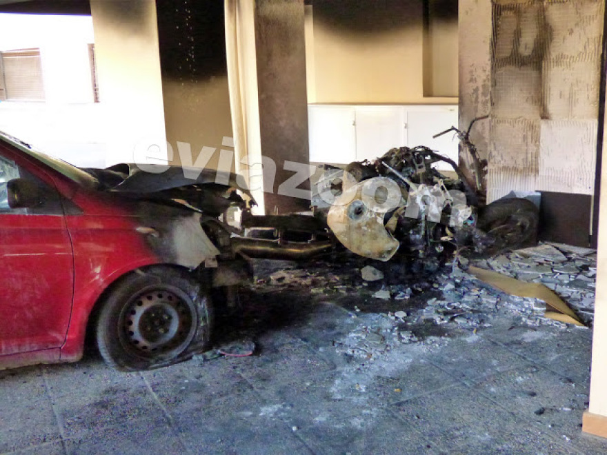 Χαλκίδα: Φωτιά σε πολυκατοικία - Στις φλόγες πιλοτή, μηχανές και αυτοκίνητο