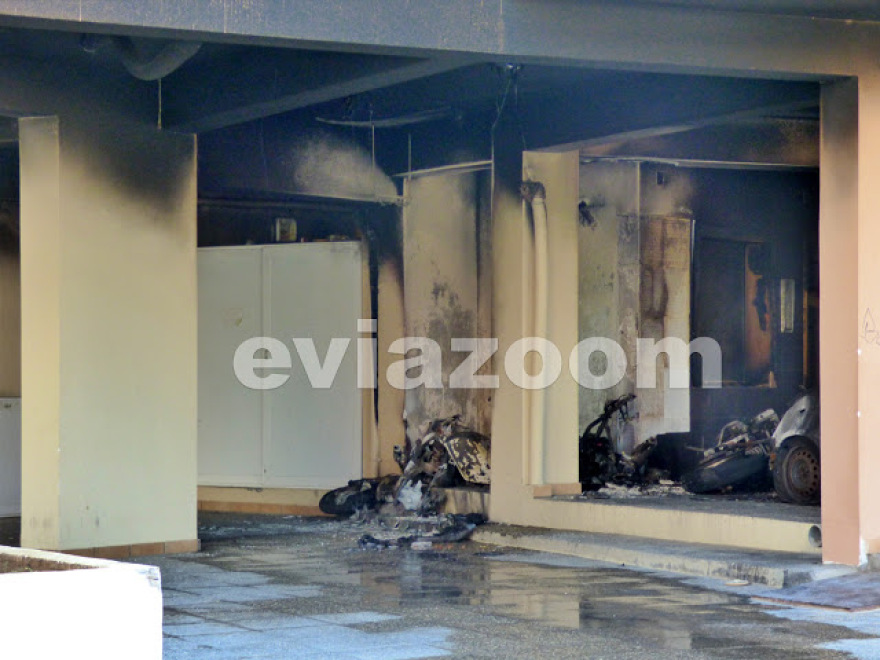 Χαλκίδα: Φωτιά σε πολυκατοικία - Στις φλόγες πιλοτή, μηχανές και αυτοκίνητο