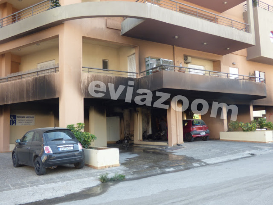 Χαλκίδα: Φωτιά σε πολυκατοικία - Στις φλόγες πιλοτή, μηχανές και αυτοκίνητο