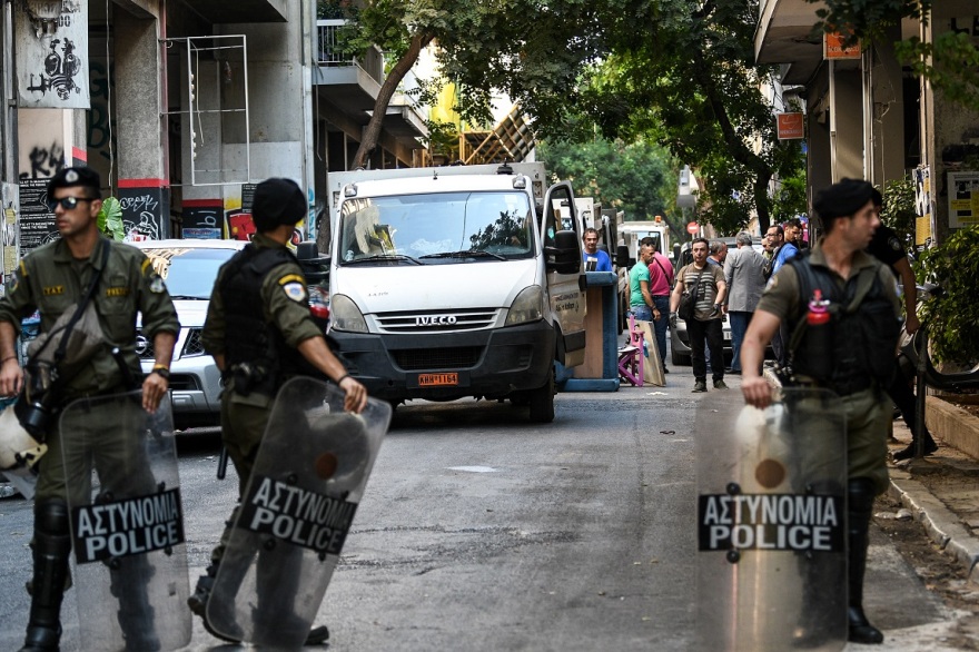 Εξάρχεια: Φωτογραφίες από την επιχείρηση της Αστυνομίας