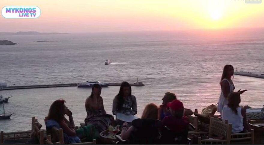 Η Μυρτώ απολαμβάνει το ηλιοβασίλεμα στη Μύκονο