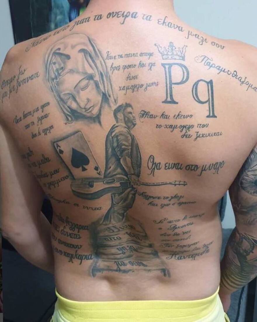 Ο αδερφός του Παντελή Παντελίδη γέμισε την πλάτη του με τατουάζ αφιερωμένα στον τραγουδιστή 