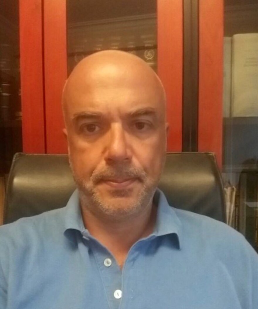 Κάρφωσε στιλό σε αστυνομικό, που πήγε να τον ελέγξει για πολεοδομικές παραβάσεις