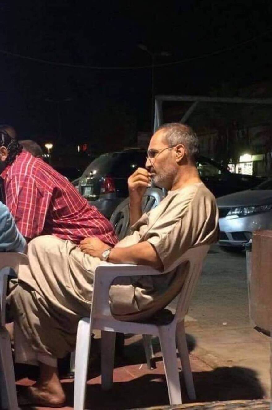 Η φωτογραφία της απόλυτης θεωρίας συνωμοσίας: Ο Στιβ Τζομπς ζει και κρύβεται στην Αίγυπτο!