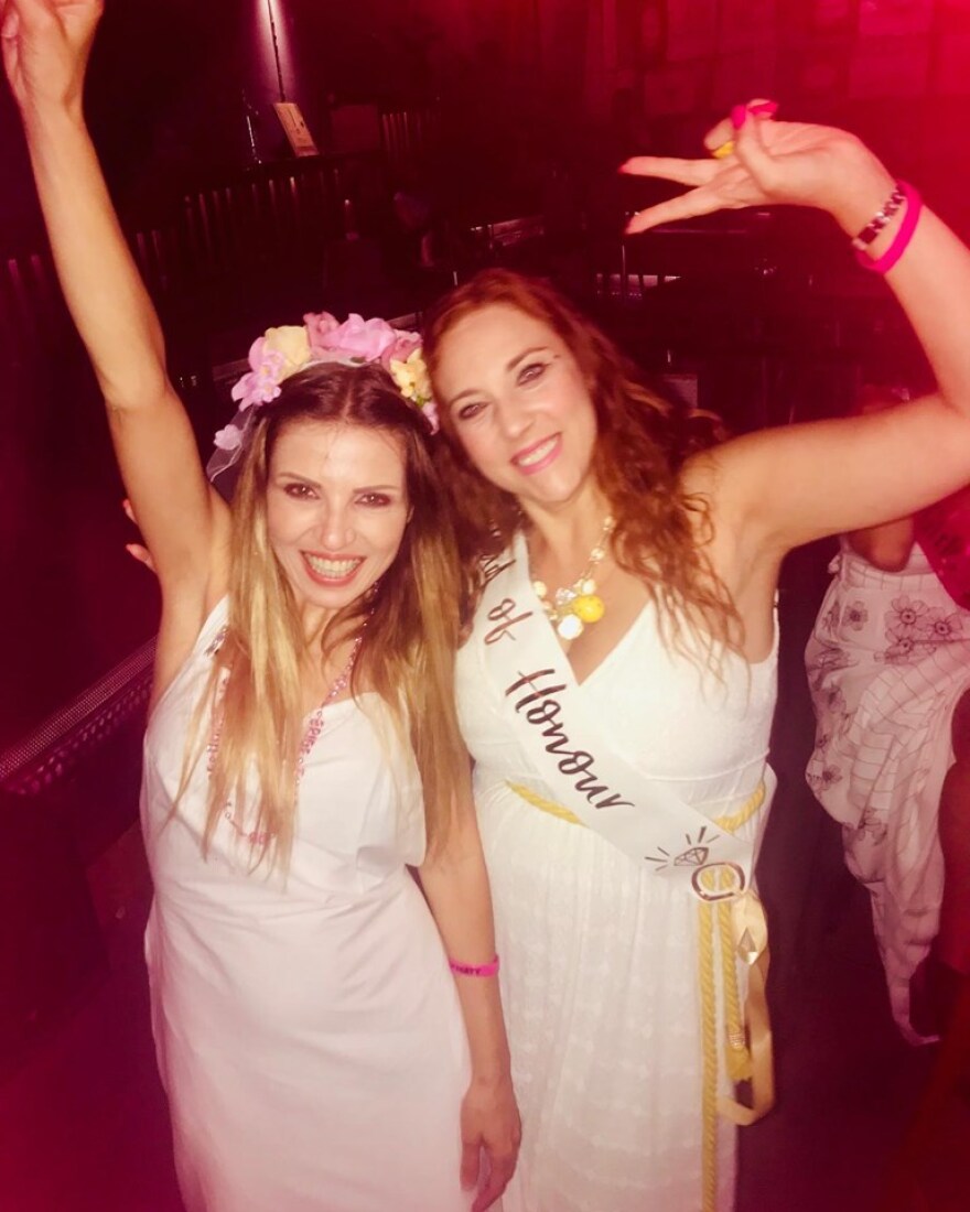 Η Ευρυδίκη παντρεύεται και το «έκαψε» στο μπάτσελορ πάρτι με τους φίλους της 