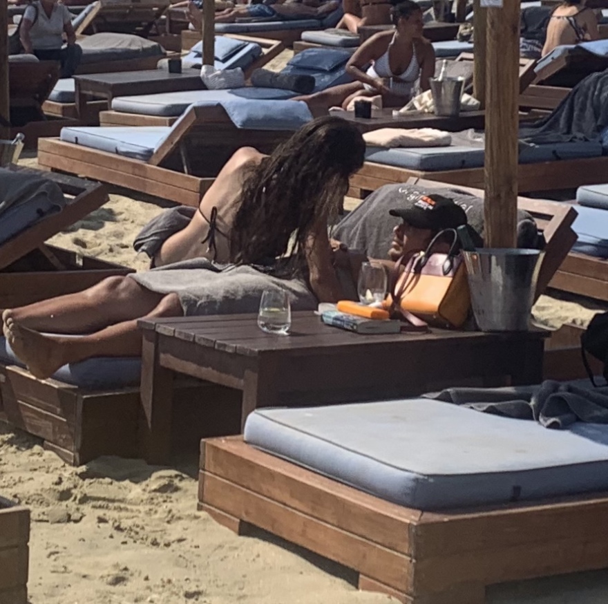 Τζέιμς Φράνκο: Ο σταρ του Χόλιγουντ χαλαρώνει στη Μύκονο