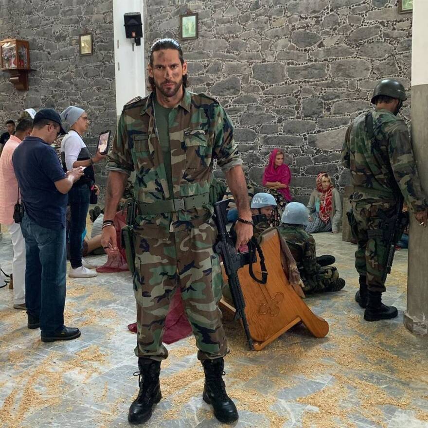 Ο Γιάννης Σπαλιάρας πήρε το... όπλο του: Δείτε τον στα γυρίσματα της νέας σειράς του Netflix 