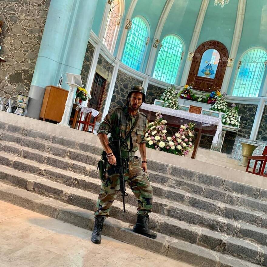 Ο Γιάννης Σπαλιάρας πήρε το... όπλο του: Δείτε τον στα γυρίσματα της νέας σειράς του Netflix 