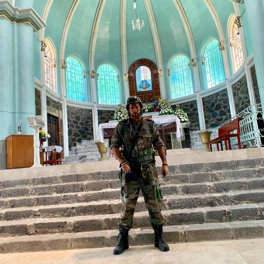 Ο Γιάννης Σπαλιάρας πήρε το... όπλο του: Δείτε τον στα γυρίσματα της νέας σειράς του Netflix 