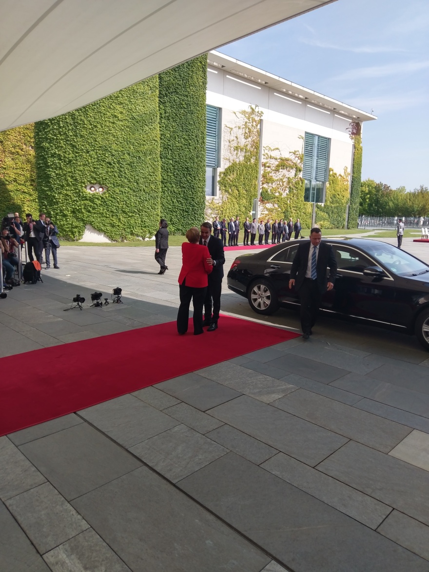 Μητσοτάκης στο Βερολίνο: Με στρατιωτικές τιμές η υποδοχή από τη Μέρκελ