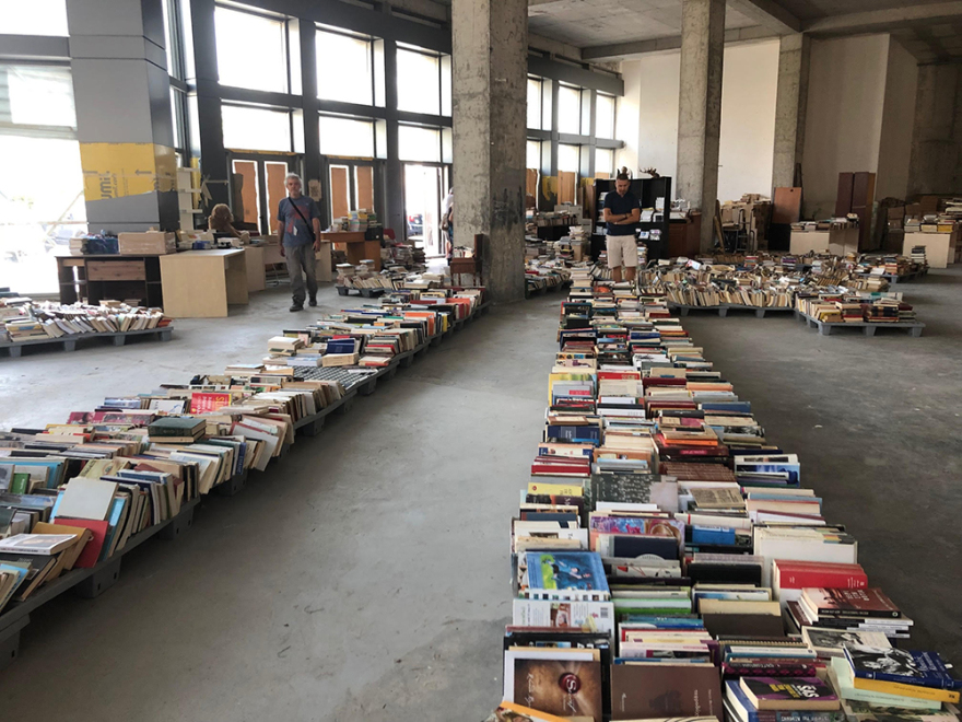 Ο παλαιοβιβλιοπώλης που δίνει ελπίδα στους αστέγους των Αθηνών