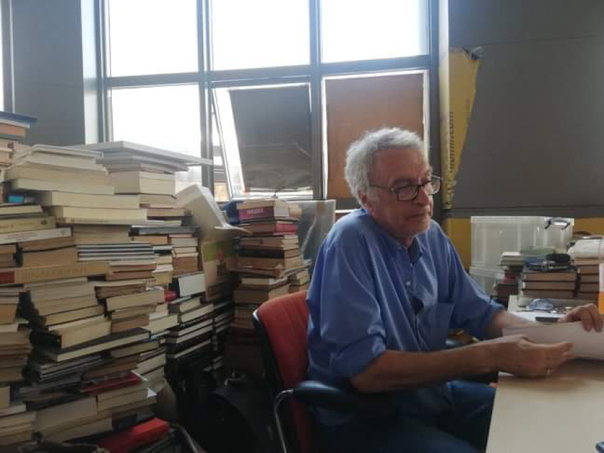 Ο παλαιοβιβλιοπώλης που δίνει ελπίδα στους αστέγους των Αθηνών