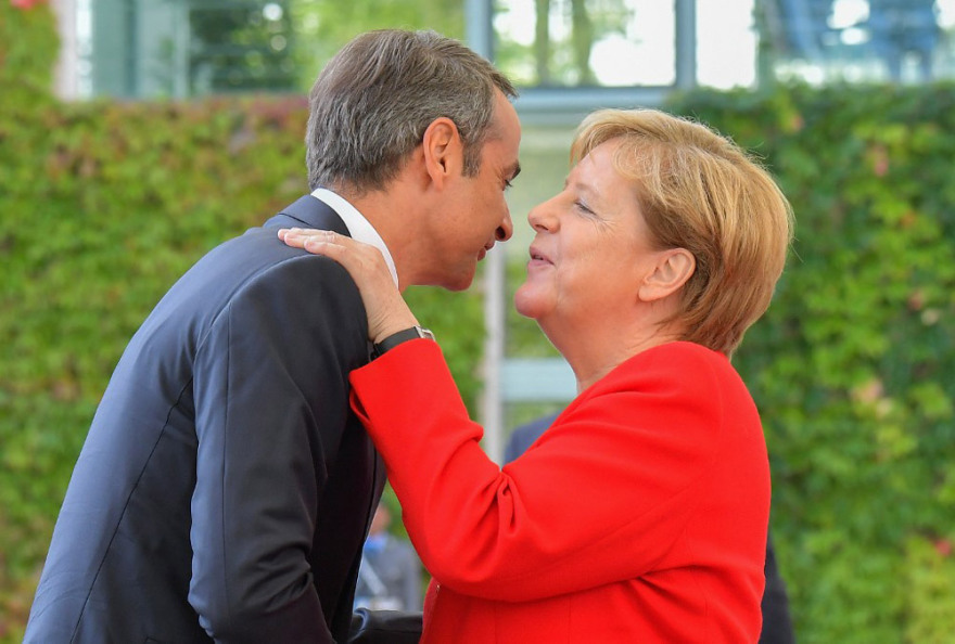 Μητσοτάκης στο Βερολίνο: Με στρατιωτικές τιμές η υποδοχή από τη Μέρκελ