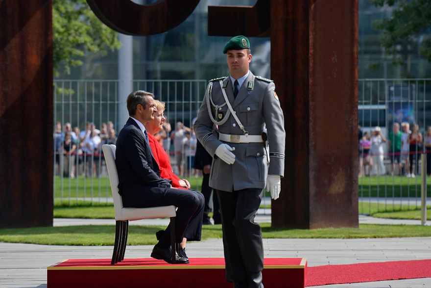 Μητσοτάκης στο Βερολίνο: Με στρατιωτικές τιμές η υποδοχή από τη Μέρκελ