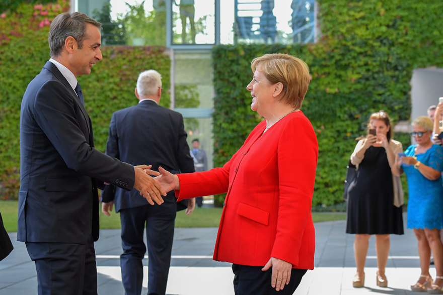 Μητσοτάκης στο Βερολίνο: Με στρατιωτικές τιμές η υποδοχή από τη Μέρκελ