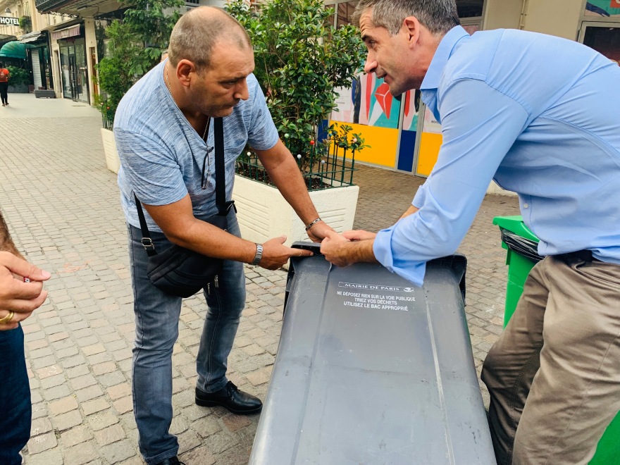 Ο Κώστας Μπακογιάννης με την ομάδα καθαριότητας του Παρισιού