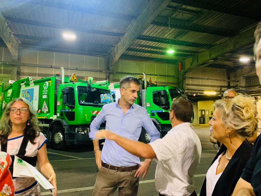 Ο Κώστας Μπακογιάννης με την ομάδα καθαριότητας του Παρισιού