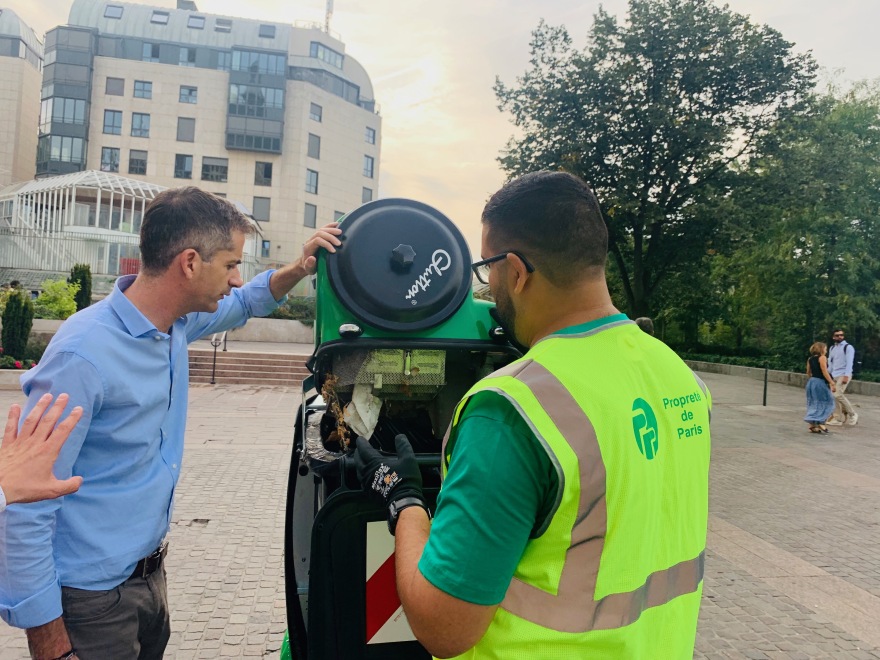 Ο Κώστας Μπακογιάννης με την ομάδα καθαριότητας του Παρισιού