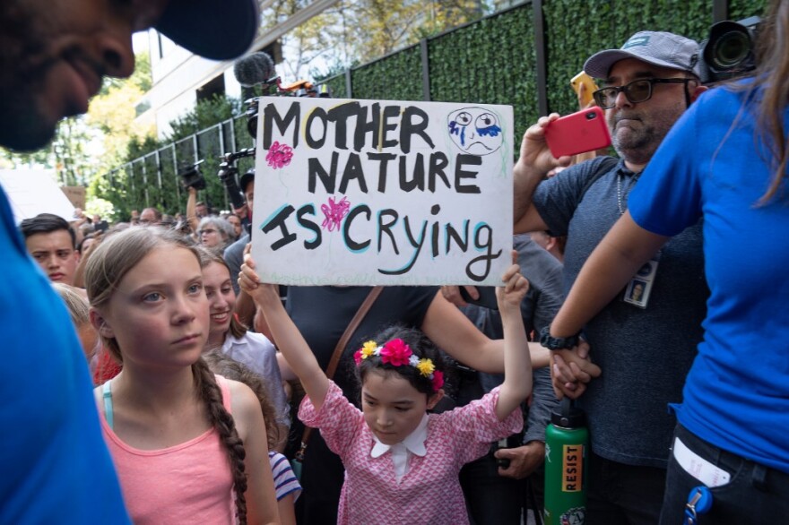 «Μην αρνείστε ότι η Γη πεθαίνει!»: Η Γκρέτα Τούνμπεργκ και εκατοντάδες νέοι διαδηλώνουν έξω από τον ΟΗΕ