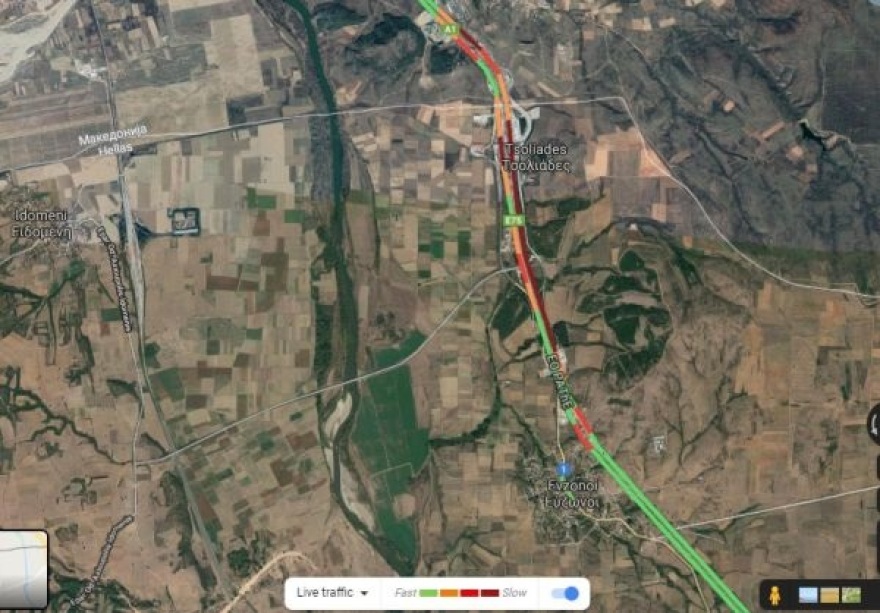 Ουρές χιλιομέτρων στον συνοριακό σταθμό των Ευζώνων