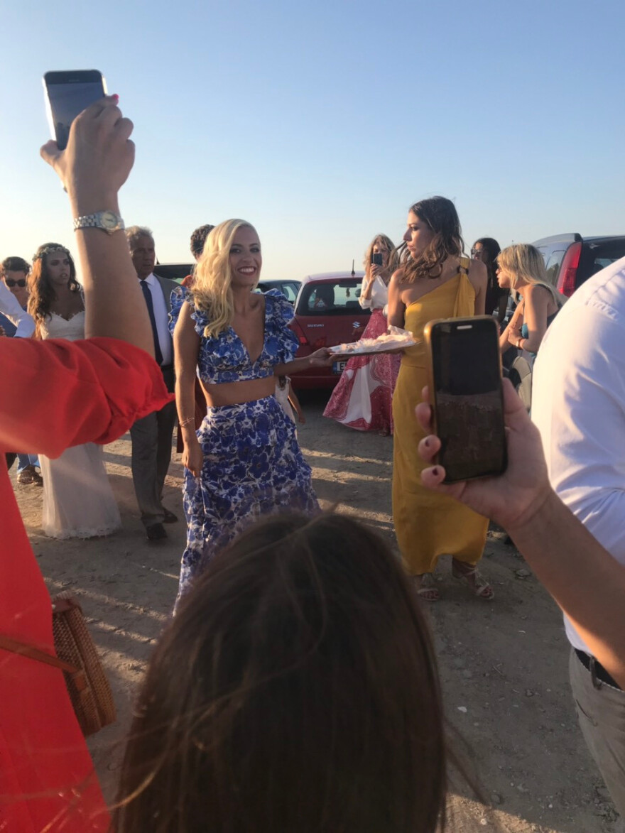 Παντρεύτηκε η παρουσιάστρια του ΣΚΑΪ Μαρία Βούσουλα στην Αντίπαρο