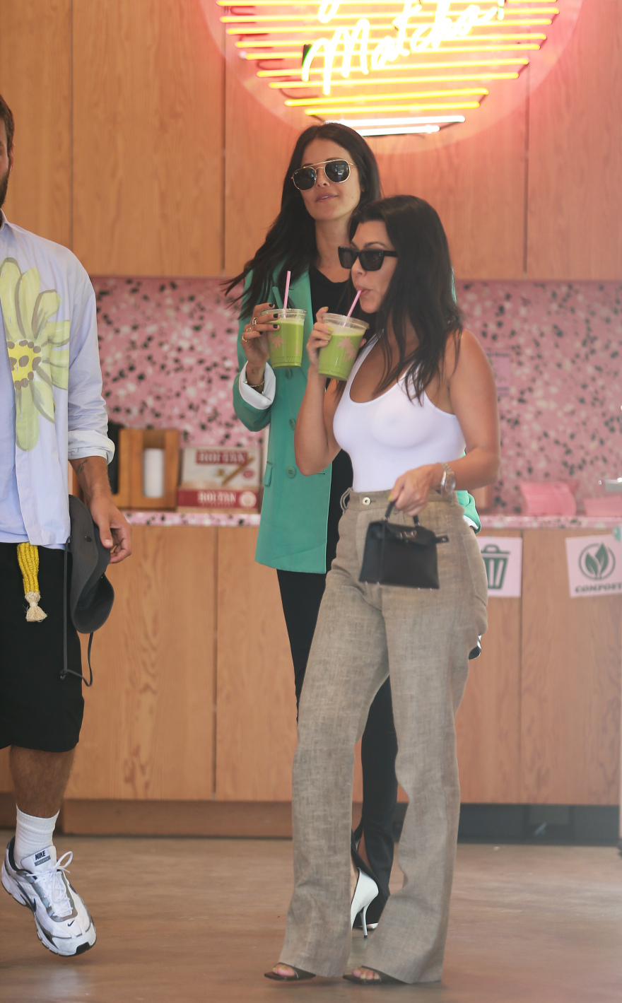 Η Κόρτνεϊ Καρντάσιαν...  ξέχασε να φορέσει το σουτιέν της 