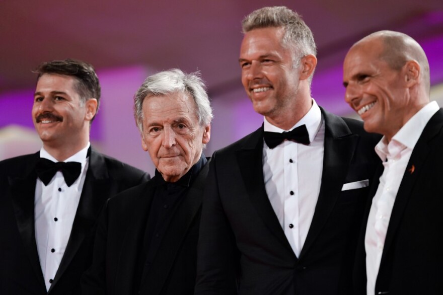 Φεστιβάλ Βενετίας: Βαρουφάκης και Στράτου ποζάρουν με τα «alter ego» τους Λούλη και Γκολίνο