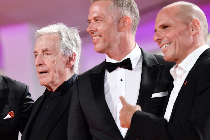 Φεστιβάλ Βενετίας: Βαρουφάκης και Στράτου ποζάρουν με τα «alter ego» τους Λούλη και Γκολίνο