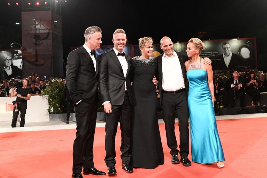 Φεστιβάλ Βενετίας: Βαρουφάκης και Στράτου ποζάρουν με τα «alter ego» τους Λούλη και Γκολίνο