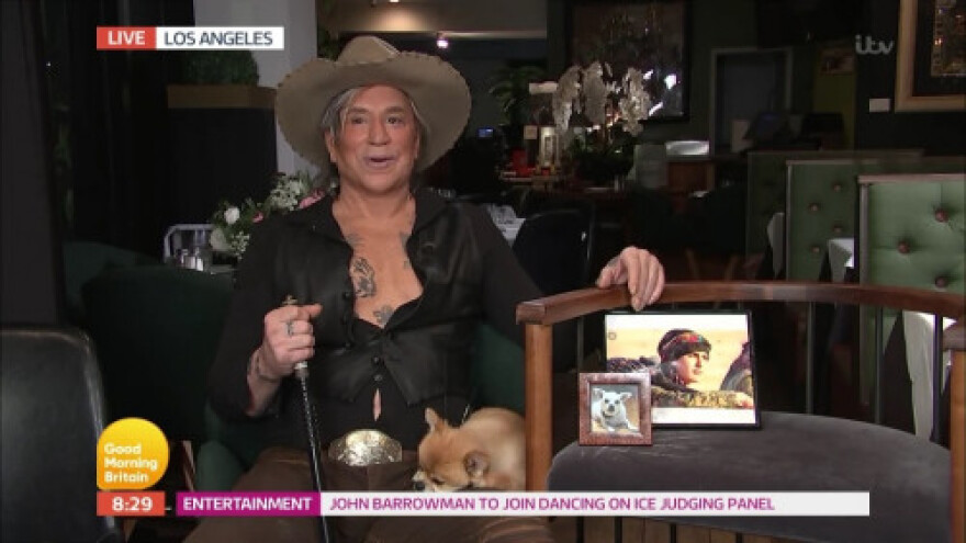 Η νέα εμφάνιση του Μίκι Ρουρκ... σόκαρε τους τηλεθεατές: Αγνώριστος από τις πλαστικές  