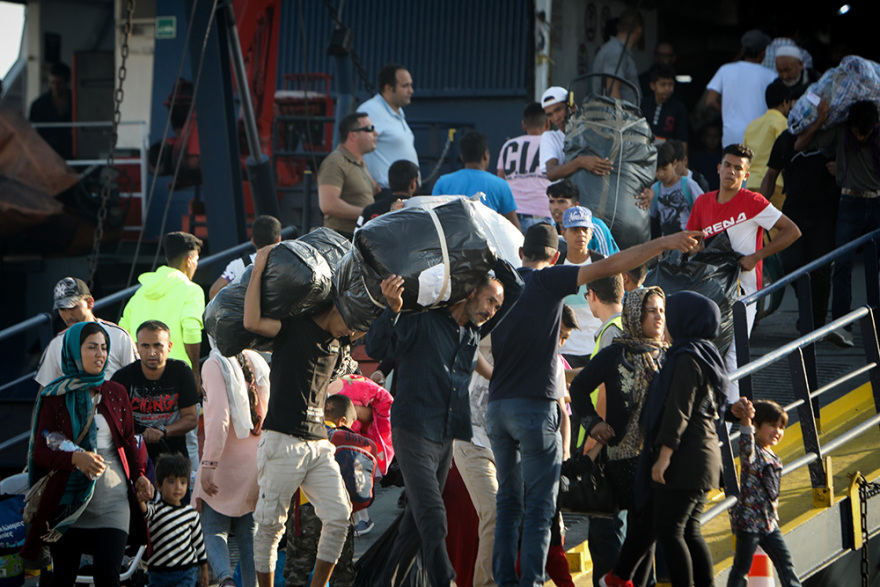 Θεσσαλονίκη: Πρόσφυγες από τη Μόρια αποβιβάστηκαν στο λιμάνι