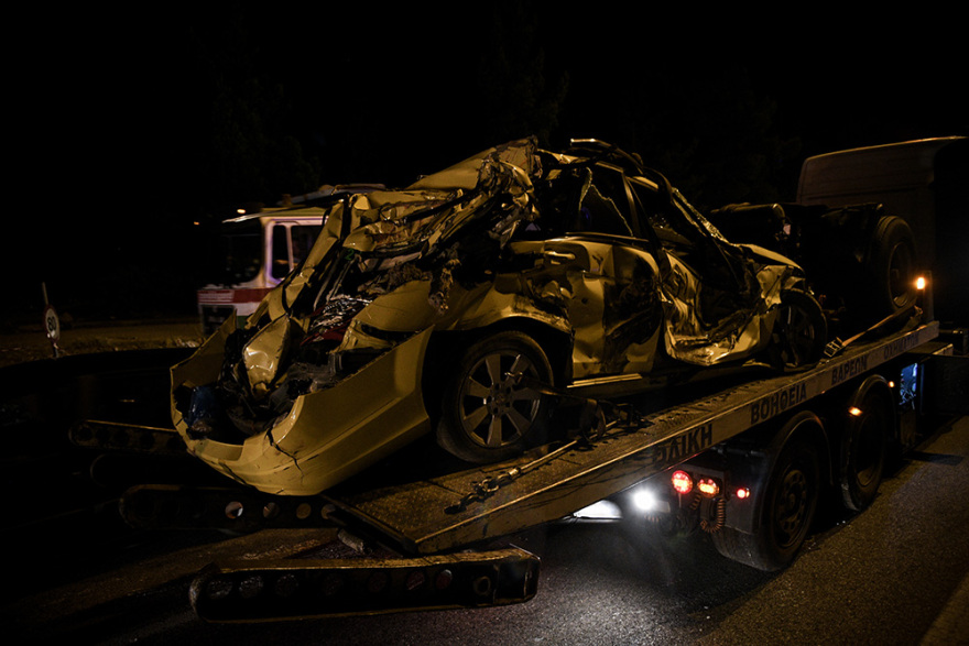 Δείτε βίντεο: Ανατροπή νταλίκας στην Αθηνών - Κορίνθου με τρεις τραυματίες 