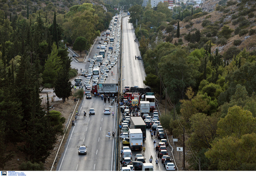 Δείτε βίντεο: Ανατροπή νταλίκας στην Αθηνών - Κορίνθου με τρεις τραυματίες 