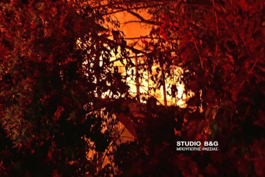 Bίντεο: Ολοσχερώς κάηκε μονοκατοικία στην Αργολίδα - Απεγκλωβίστηκαν δύο ηλικιωμένοι