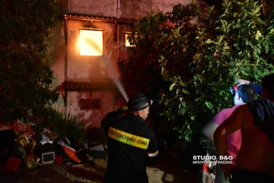 Bίντεο: Ολοσχερώς κάηκε μονοκατοικία στην Αργολίδα - Απεγκλωβίστηκαν δύο ηλικιωμένοι