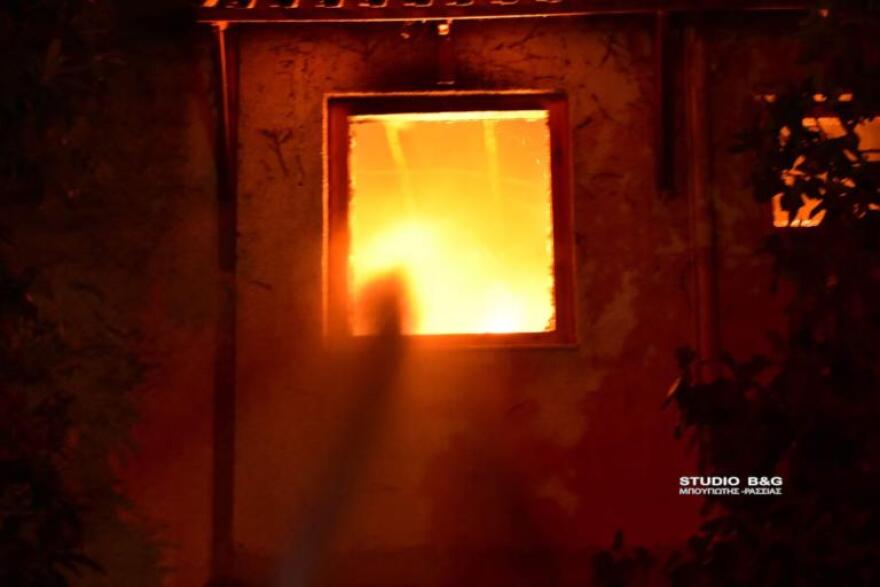 Bίντεο: Ολοσχερώς κάηκε μονοκατοικία στην Αργολίδα - Απεγκλωβίστηκαν δύο ηλικιωμένοι