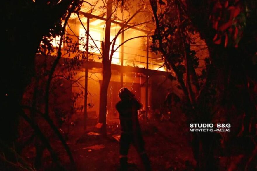 Bίντεο: Ολοσχερώς κάηκε μονοκατοικία στην Αργολίδα - Απεγκλωβίστηκαν δύο ηλικιωμένοι
