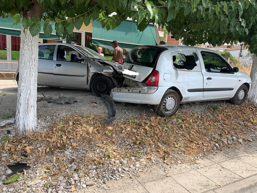 Αγρίνιο: Τρελή πορεία αυτοκινήτου που «προσγειώθηκε» σε αυλή