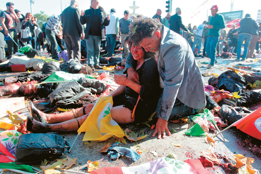 Ο Ερντογάν καρατομεί τον Νταβούτογλου - Πώς οι αδελφικοί φίλοι έγιναν θανάσιμοι εχθροί 