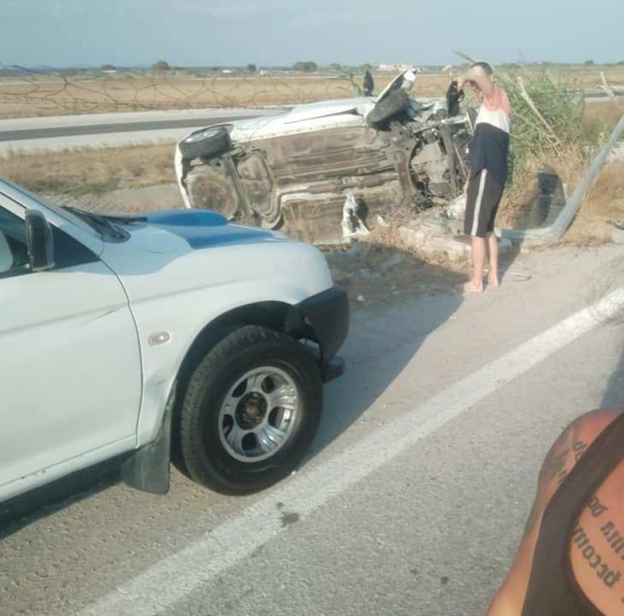 Απίστευτο τροχαίο στη Ρόδο: Έριξε κολόνα φωτισμού και έσπασε την περίφραξη του αεροδρομίου