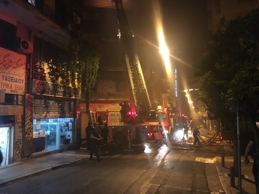 Υπό έλεγχο η φωτιά σε πολυκατοικία στο κέντρο της Αθήνας - Ένας τραυματίας