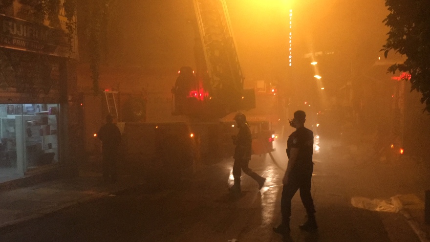 Υπό έλεγχο η φωτιά σε πολυκατοικία στο κέντρο της Αθήνας - Ένας τραυματίας