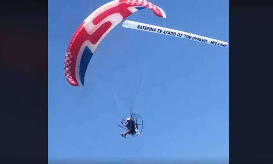 Ο Μιχάλης Ιατρόπουλος πέταξε με αλεξίπτωτο πλαγιάς για να πει «σ΄αγαπώ» στη σύντροφό του 