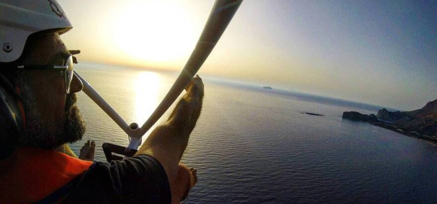 Ο Μιχάλης Ιατρόπουλος πέταξε με αλεξίπτωτο πλαγιάς για να πει «σ΄αγαπώ» στη σύντροφό του 