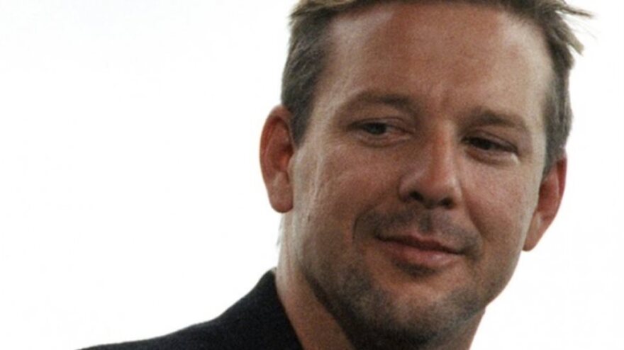 Ο Μίκι Ρουρκ φοράει ψεύτικα μαλλιά και το πρόσωπό του έχει παραλύσει!