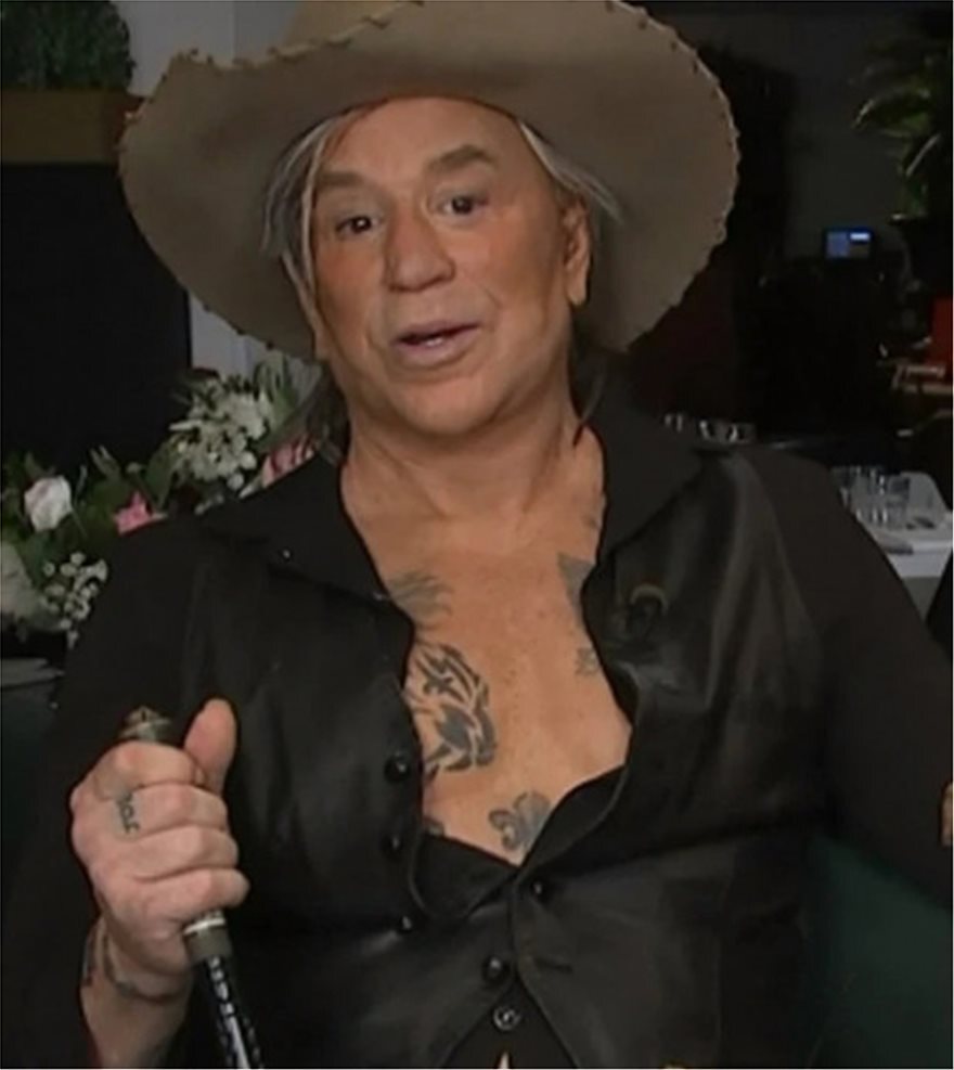 Ο Μίκι Ρουρκ φοράει ψεύτικα μαλλιά και το πρόσωπό του έχει παραλύσει!